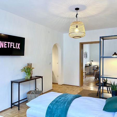 Sapphire Apartment: Free Parking + Netflix + Bathtub Essen Extérieur photo