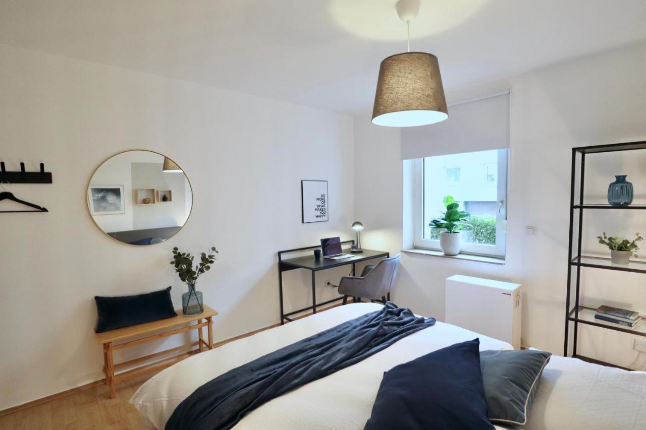 Sapphire Apartment: Free Parking + Netflix + Bathtub Essen Extérieur photo