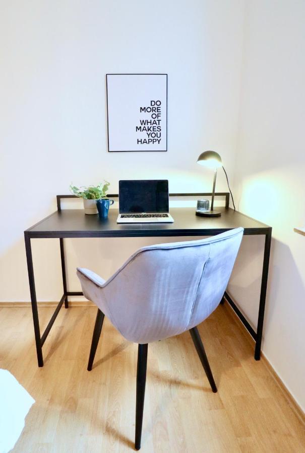 Sapphire Apartment: Free Parking + Netflix + Bathtub Essen Extérieur photo