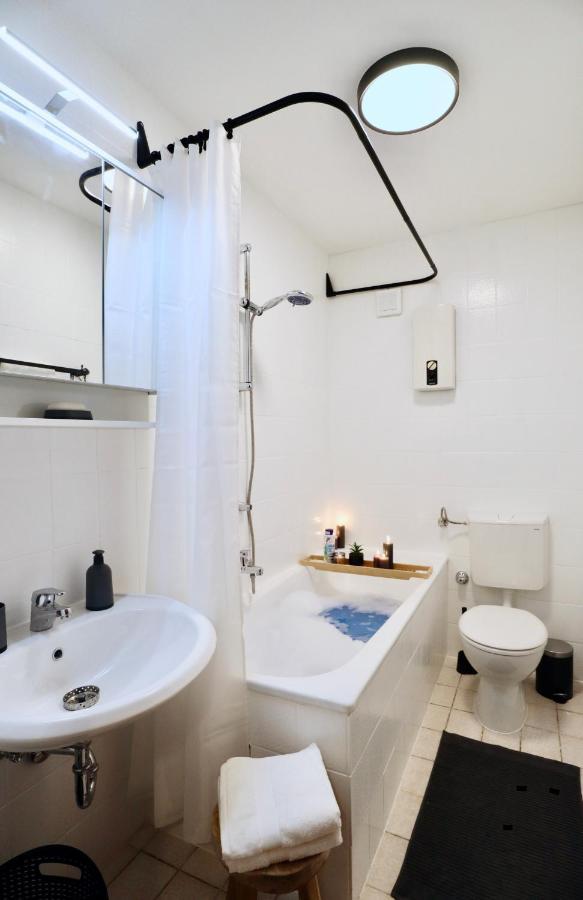 Sapphire Apartment: Free Parking + Netflix + Bathtub Essen Extérieur photo