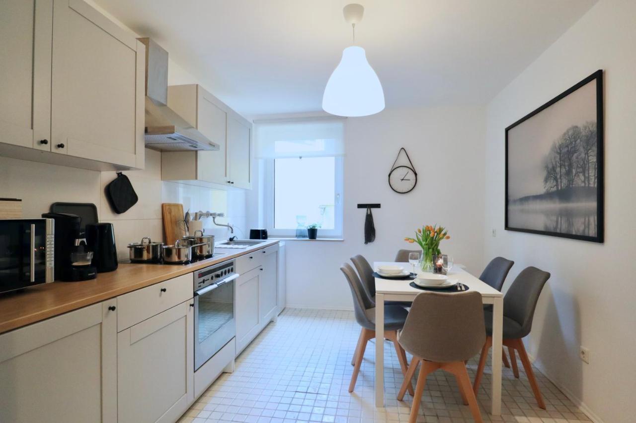 Sapphire Apartment: Free Parking + Netflix + Bathtub Essen Extérieur photo
