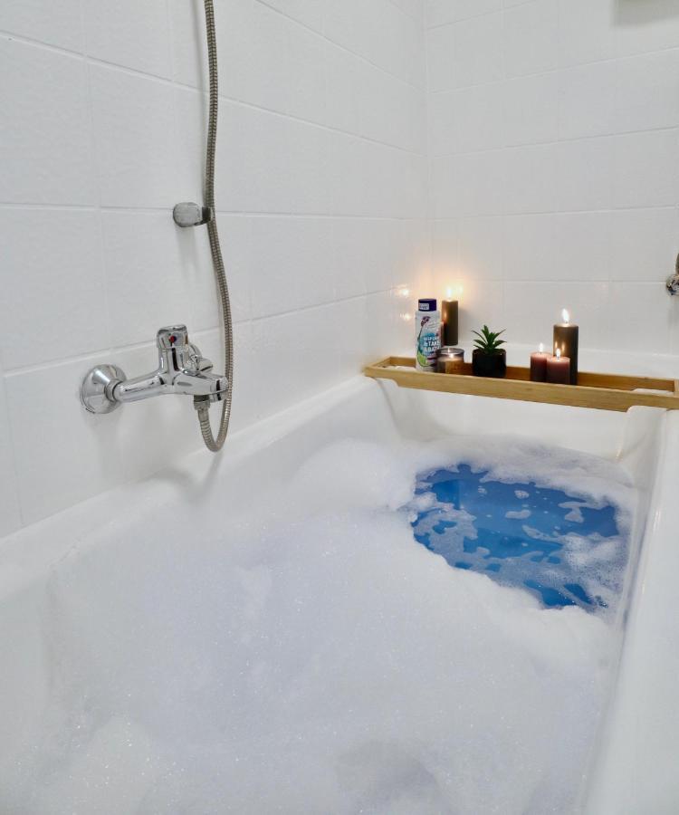 Sapphire Apartment: Free Parking + Netflix + Bathtub Essen Extérieur photo