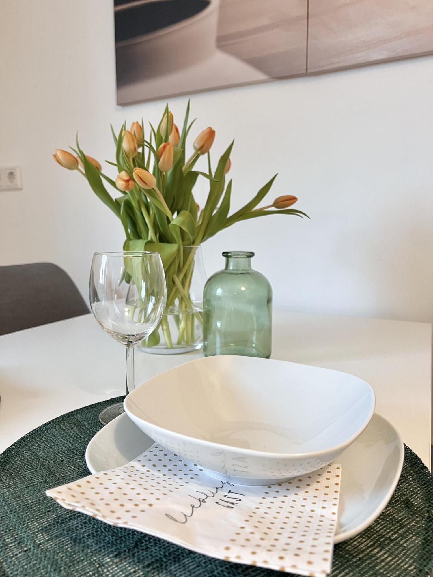 Sapphire Apartment: Free Parking + Netflix + Bathtub Essen Extérieur photo